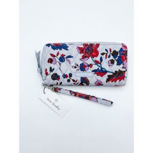 NWT Vera Bradley RFID Travel Wallet Vineyard Floral Wristlet Quilted NEW